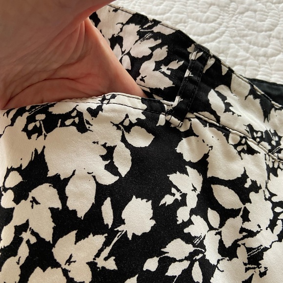 Croft & Barrow Floral Print Capris Black and White Pockets Size 12 - Picture 6 of 11